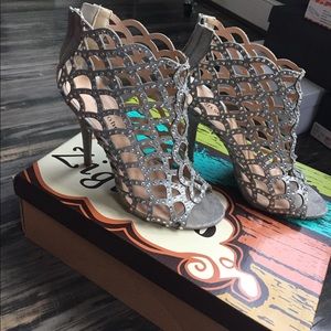 Sz 7 Silver & Rhinestone Cage Bootie